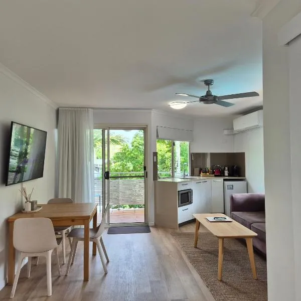 Noosa Sun - On the Noosa River，位于努萨维尔的酒店