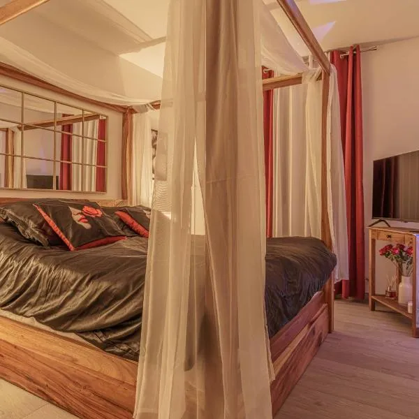 Suite romantique LMF SPA intérieur piscine privés jardin et lit King size，位于Rousson的酒店