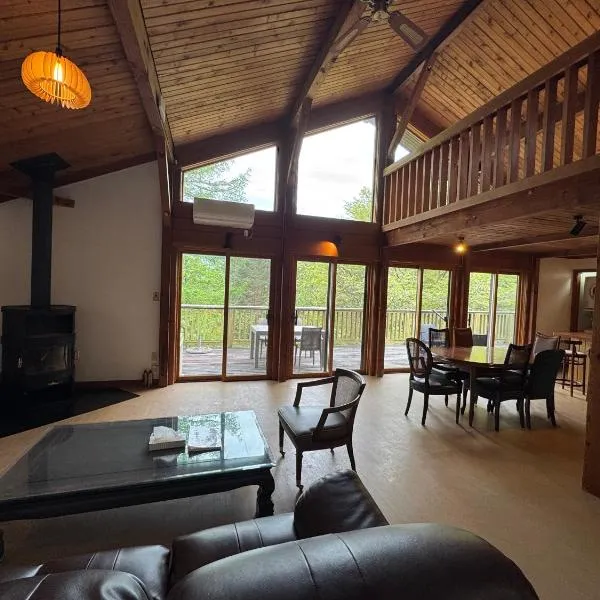 Cabin D 3min walk Lake Saiko remote work BBQ, 5min drive Kawaguchi Lake Mt Fuji view，位于鸣泽市的酒店