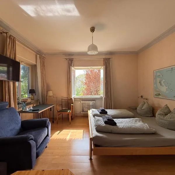 Lautertal Panorama-Suite - Kingsize-Bett & Badewanne & Dusche - Raucherbereich vor überdachten Terrasse - Rosengarten - Parkplätze 15m entfernt- Naturschutzgebiet vor Haustüre - sehr ruhige Gegend - Self-Checkin - 45qm2,位于布劳施泰因的酒店