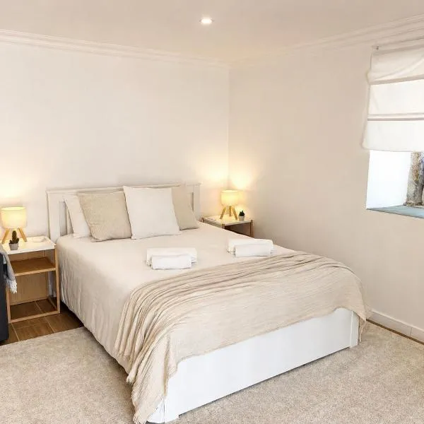 Modern Studio with Private Patio near Cascais & Sintra，位于阿尔卡彼得克的酒店
