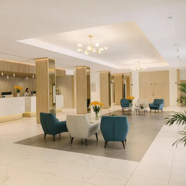 Hotel Helios Costa Tropical，位于阿尔姆尼卡的酒店