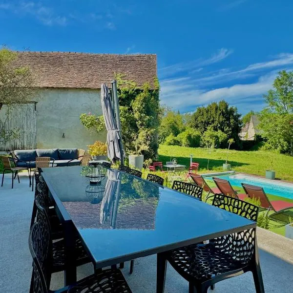 Maison ancienne moderne et design - 6 chambres 6 sdb - avec piscine et grand parc，位于Buxeuil的酒店