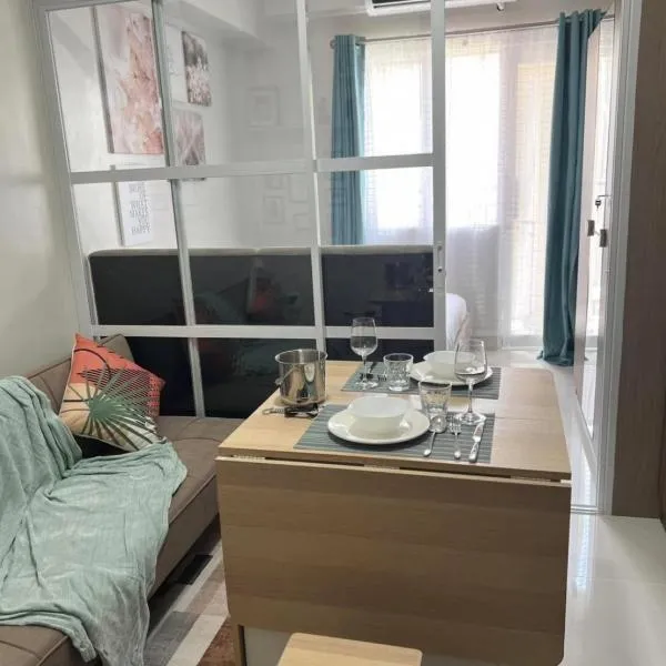 Dagos condo Primeworld with balcony and pool view，位于Mactan Island的酒店