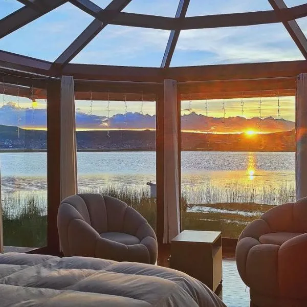 Los uros Isla atardecer，位于普诺的酒店