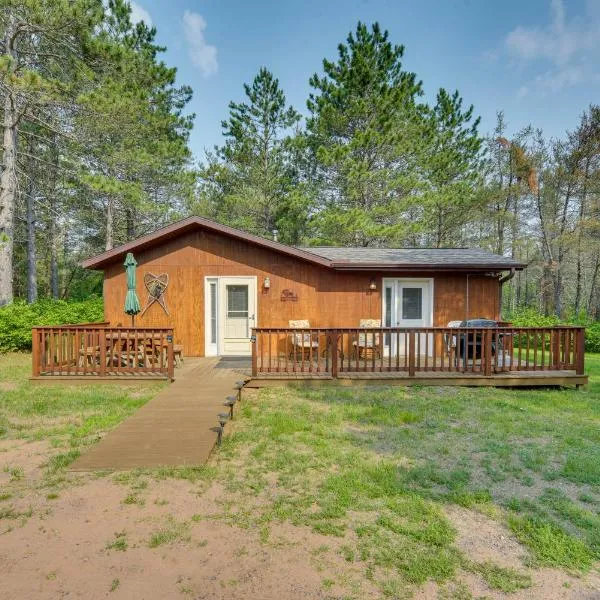 Woodland Cabin w/ Fishing, ATV & Snowmobile Trails，位于Drummond的酒店