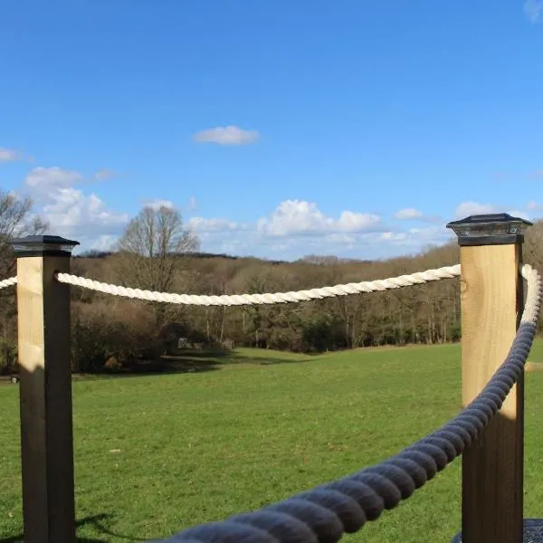 Spinney Wood Glamping, Willow Hut,位于布由德利的酒店