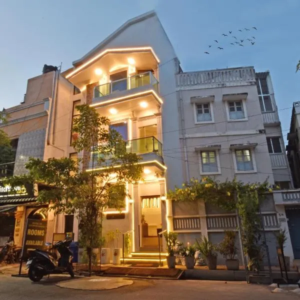 Hotel De Lux Splendid，位于蓬蒂切里的酒店