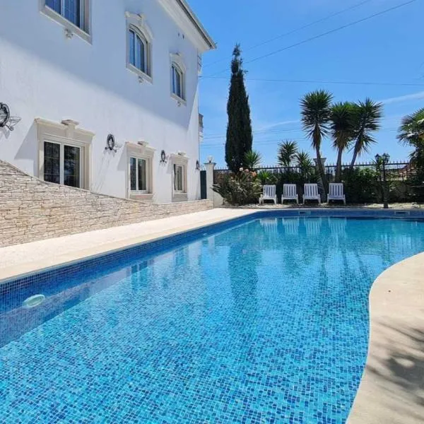 Silver Coast Pool & Resort Villas，位于Arnal的酒店
