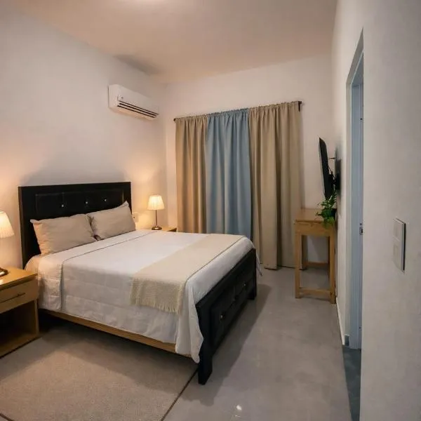 Suite moderna en Cabrera cerca de playas con aire, WiFi y parking，位于卡布雷拉的酒店