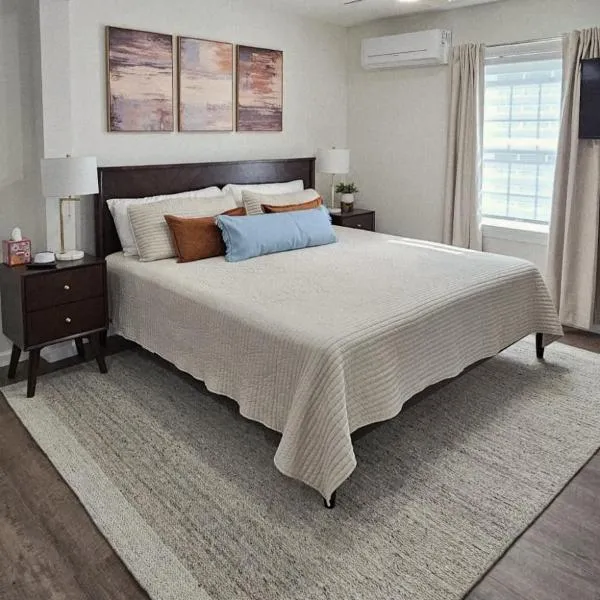Private Studio Apartment with One King Bed and One Sofa Bed，位于纽瓦克的酒店