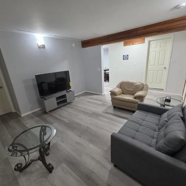 Spacious 3-Bedroom Private Guest Suite，位于伊努维克的酒店