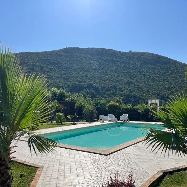 Casa De Crescenzo con piscina，位于贝罗纳的酒店