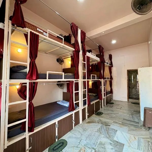 5 Star Yatri Vishram AC & Non AC Dormitory，位于贾巴尔普尔的酒店