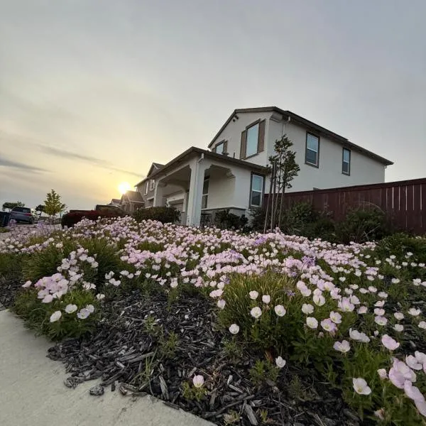 #stayRioVista -Country Club House with Hot Tub-Sauna-Firepit-Garden-Games，位于Rio Vista的酒店