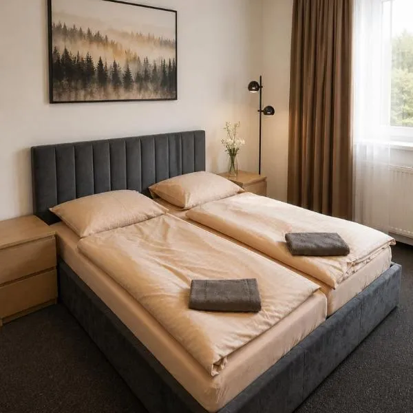 HLBOKÉ Hotel & Lesopark,位于波切尼斯的酒店