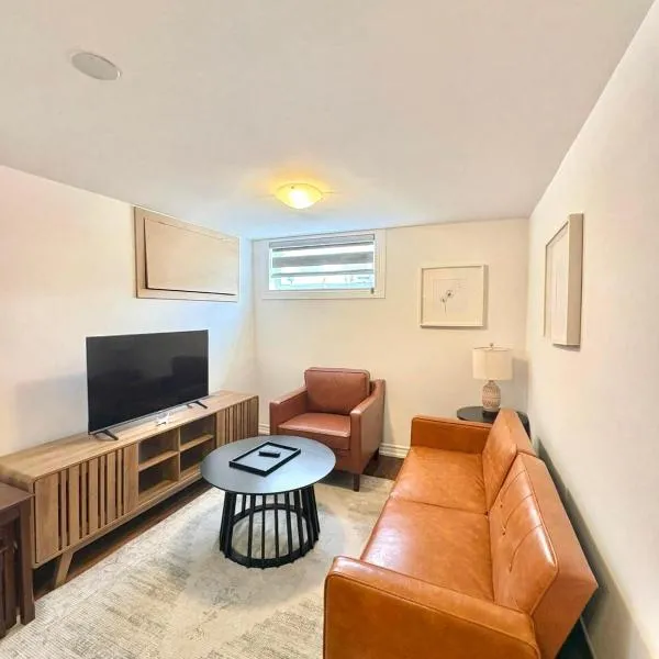 Freshly Renovated Spacious 2BR 2Bath Near TTC and Shops，位于多伦多的酒店