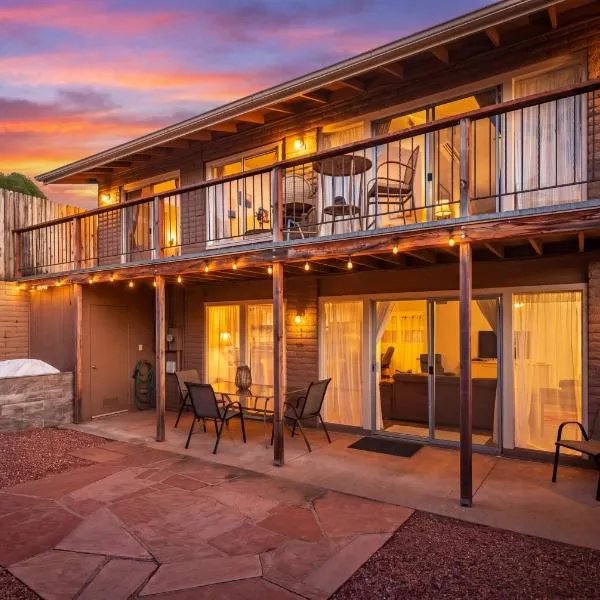 Uptown Sedona Haven with Red Rock Views and Pet Friendly Courtyard，位于塞多纳的酒店