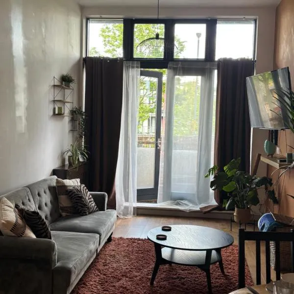 Bright, Spacious, Newly Renovated Apartment，位于Greenhithe的酒店