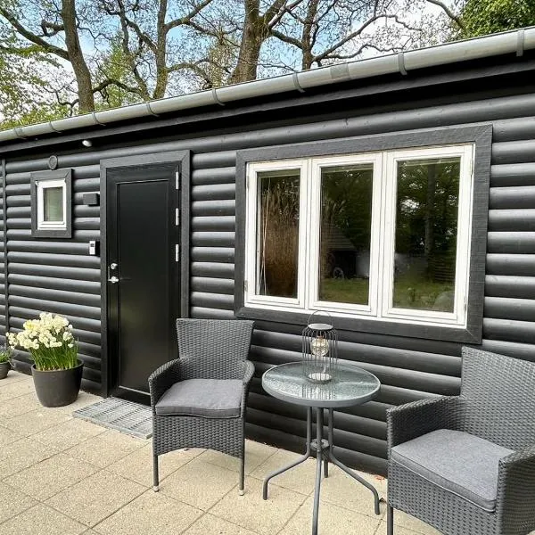 Cozy private annex near bathing lake and 30 min. from Copenhagen，位于斯朗厄鲁普的酒店