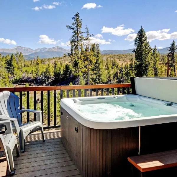 Downtown WP Condo G-301 I Private Hot Tub I Great Views I Activity Program，位于弗雷则的酒店