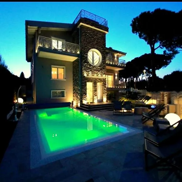 BELLAVISTA EXCLUSIVE B&B in zona centrale con piscina riscaldata-Jacuzzi vista lago LA COLAZIONE viene servita in una pasticceria esclusiva in centro-vicina alla struttura-animali di piccola taglia ammessi su richiesta anticipata，位于代森扎诺-德尔加达的酒店