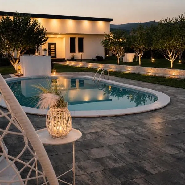 Relax Villa with Pool，位于比哈奇的酒店
