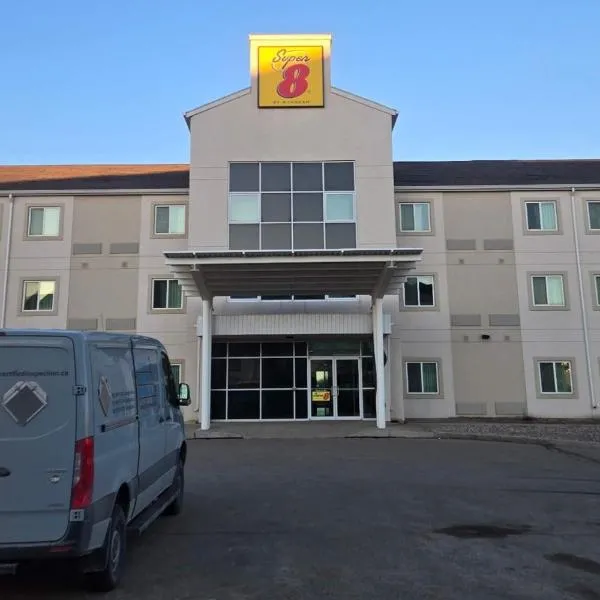Super 8 by Wyndham Estevan，位于Estevan的酒店
