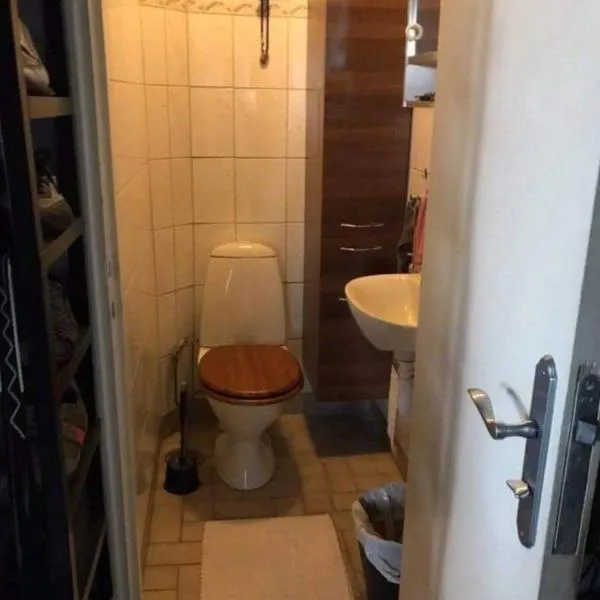 Room in apartment within walking distance to Avenyn etc，位于哥德堡的酒店