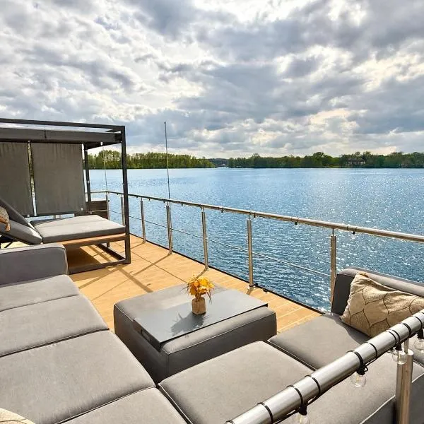 Hausboot TraumZeitBoot Jutta - exklusiver Festlieger in perfekter Lage am Scharmützelsee Bad Saarow，位于巴特萨罗皮斯库夫的酒店