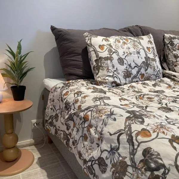 Lovely room by the sea with shared kitchen and bathroom，位于Hundsnes的酒店