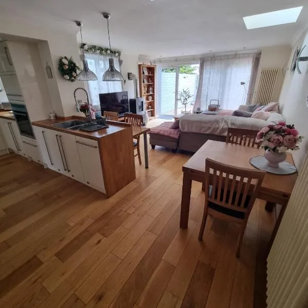 Moss Retreat Semi rural house with balcony and beautiful views Nr to Nantwich，位于Wybunbury的酒店
