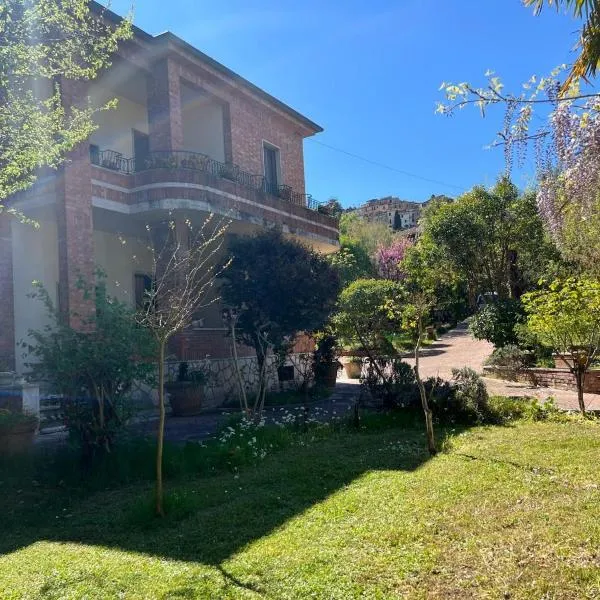 VILLA La Pineta di Sinalunga, vicino a Montepulciano e Val D'Orcia，位于锡纳伦加的酒店