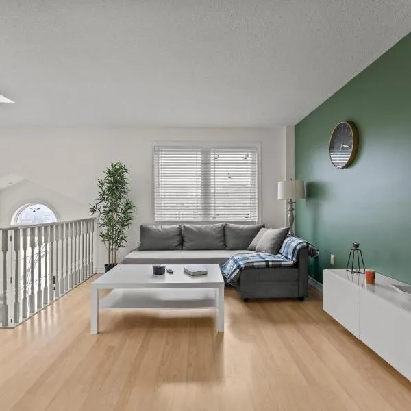 3 Bedroom suite Upper Level of House 8 guests，位于巴里的酒店