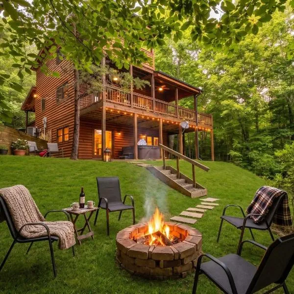 Blue Ridge Cabin in the Woods With Hot Tub，位于蓝岭的酒店