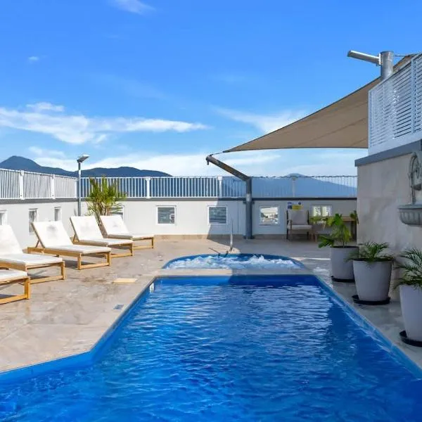 Coastal Chic in Heart of Cairns with Rooftop Pool，位于凯恩斯的酒店