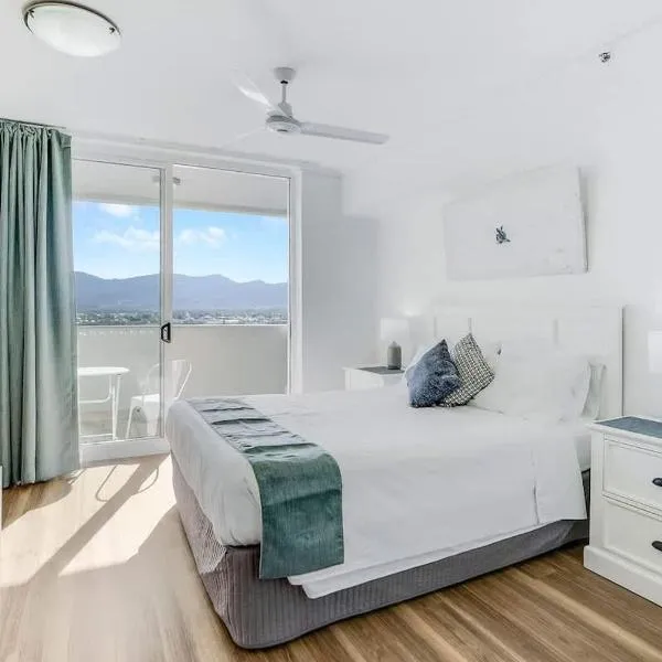 Cairns Central Getaway - A Sleek City Studio，位于凯恩斯的酒店