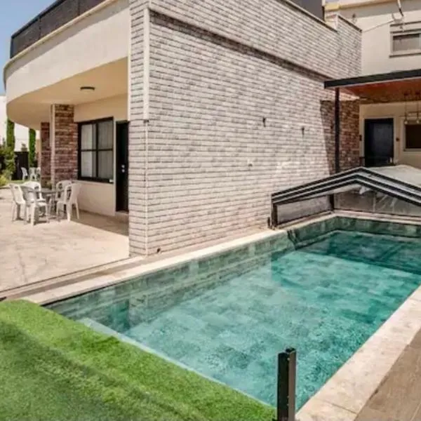 Villa for families with a private pool in Daliyat El Carmel，位于Dāliyat el Karmil的酒店