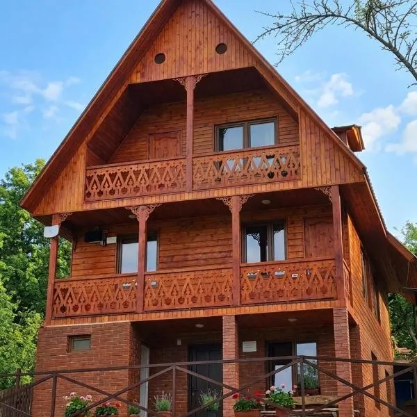 Wooden Cottage '' Lailashi ''，位于Surmushi的酒店