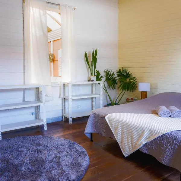 The Nomad Hostel - SJO Airport San Jose 5 min - Private, WiFi & Coffee，位于阿拉胡埃拉的酒店