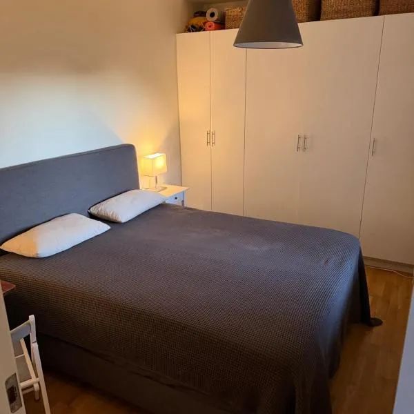 PRIVATE ROOM in a shared apartment，位于韦斯特罗斯的酒店