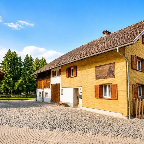 CROWN LIVING Holiday Home "Zum Klettersteig" Bürs, up to 18 guests - Sauna - Climbing Wall - Ski & Bike Storage - Highspeed Wifi - Free Parking，位于Bürs的酒店