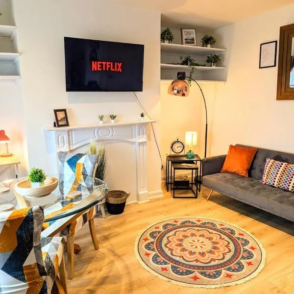 Stylish Townhouse - 8 Mins From Leeds - Free Fast WiFi - Free Parking，位于海丁利的酒店
