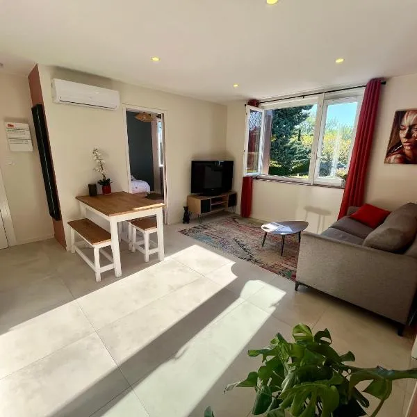 Appartement proche Eurexpo Aéroport Genas Centre，位于热纳的酒店