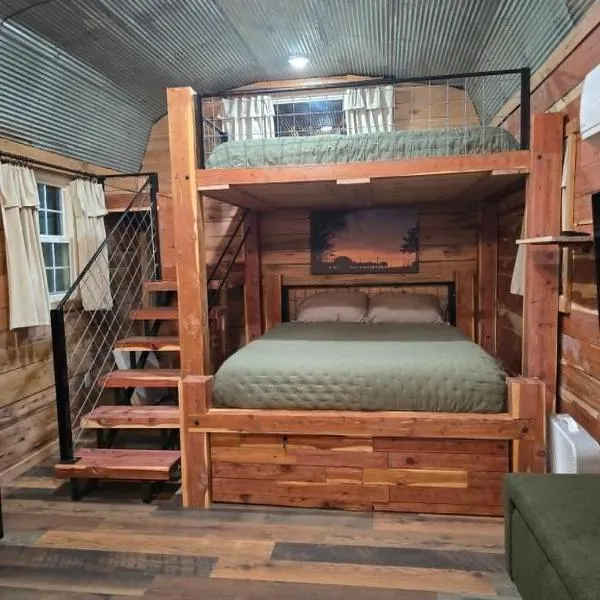 Cozy 1-BR Cabin with Kid's Loft & Hot Tub on Buffalo Farm，位于Marshall的酒店