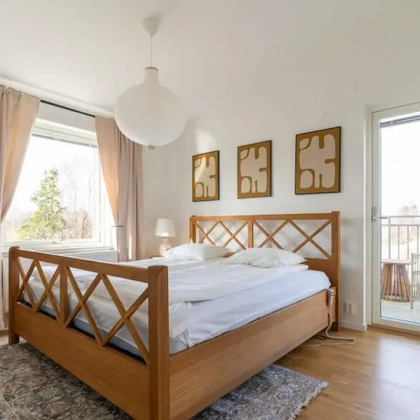 Modern 2 Bedroom Home with 2 Balcony & Workspace，位于巴斯塔德的酒店