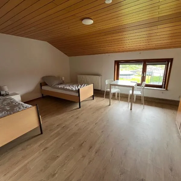 Helles großes 2 Bettzimmer，位于Jerrishoe的酒店