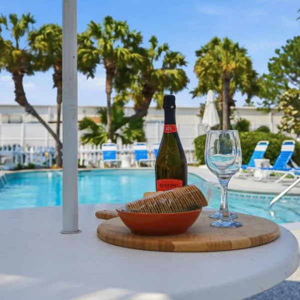 Lux Coastal Retreat, 5 min walk to Beach, Restaurants, & Shopping，位于德斯坦的酒店