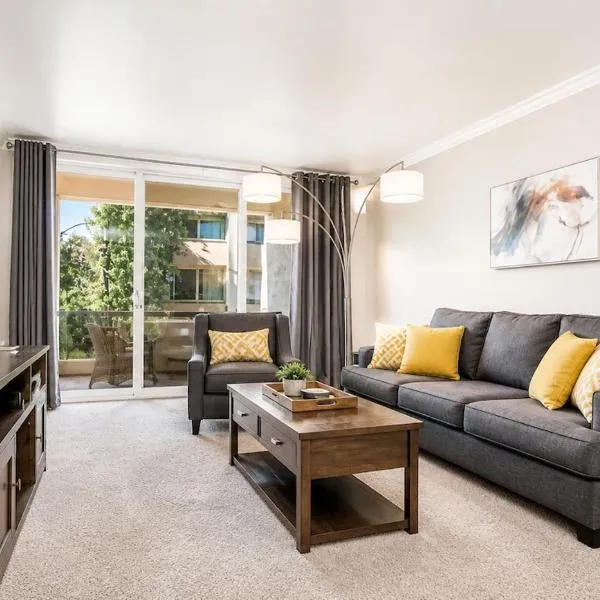 Relaxing Condo with Parking - Minutes to Old Town!，位于斯科茨的酒店