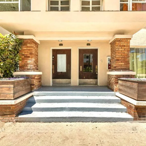 Long Beach 2BR and 1BA Charming Condo Near Alamitos Beach, Marina, Cafes & Shops，位于长滩的酒店